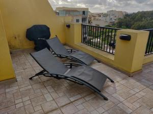 Panoramic Penthouse in Marsascala which enjoys sea and country views的阳台或露台