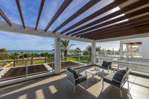 En balkong eller terrass på Faros BeachFront Villa