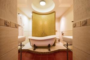 een badkamer met een groot bad en 2 wastafels bij Grand Avenue by USTA Hotels in Jekaterinaburg