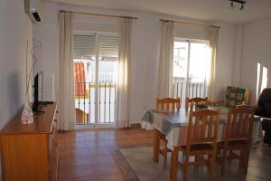 una cucina e una sala da pranzo con tavolo e sedie di APARTAMENTOS ALBANTA ad Alhama de Almería