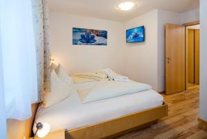 Łóżko lub łóżka w pokoju w obiekcie Aparthotel Alpendiamant Serfaus Wachter GmbH
