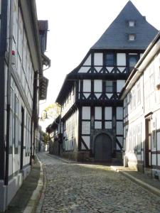 un edificio antiguo en una calle empedrada junto a una calle empedrada en Zum Jakobi 1, en Goslar