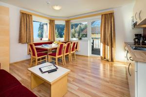 Kuchnia lub aneks kuchenny w obiekcie Aparthotel Alpendiamant Serfaus Wachter GmbH