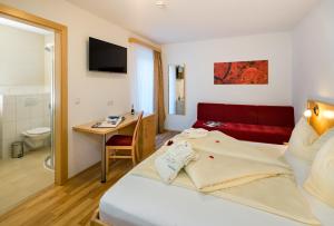 Łóżko lub łóżka w pokoju w obiekcie Aparthotel Alpendiamant Serfaus Wachter GmbH