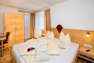 Łóżko lub łóżka w pokoju w obiekcie Aparthotel Alpendiamant Serfaus Wachter GmbH