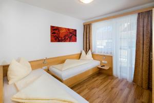 Łóżko lub łóżka w pokoju w obiekcie Aparthotel Alpendiamant Serfaus Wachter GmbH