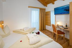 Łóżko lub łóżka w pokoju w obiekcie Aparthotel Alpendiamant Serfaus Wachter GmbH