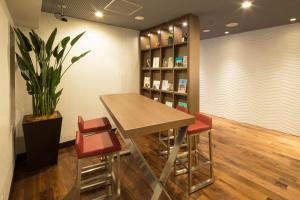 大阪市にあるホテルマイステイズ心斎橋の植物のある部屋 +15枚の写真