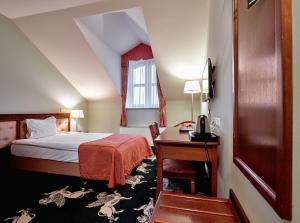 Posteľ alebo postele v izbe v ubytovaní Hotel Koronny + 37 fotografií