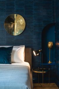 a bedroom with a bed and a round mirror at Florence Prestige Apartments ZANOBI 55 in Florence