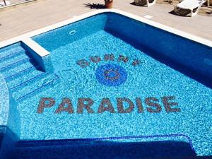 Bazén v ubytování Sunny Paradise Family Hotel nebo v jeho okolí