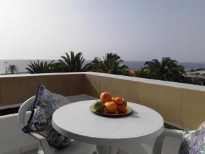 Un plato de fruta en una mesa en un balcón. en Heliopolis, en San Agustín