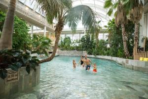 eine Gruppe von Personen im Wasser an einem Schwimmbad in der Unterkunft Center Parcs Park Allgäu in Leutkirch im Allgäu