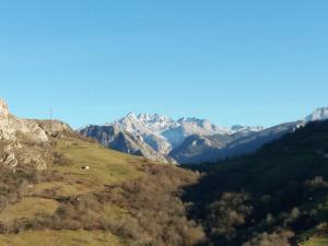 une chaîne de montagnes avec des montagnes enneigées au loin dans l'établissement La Cabaña del Beyu Pen, à Amieva