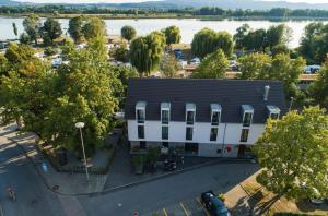 Výhled na řeku, která protéká v blízkosti hotelu
