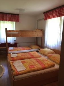 Postel nebo postele na pokoji v ubytování Youth Hostel Nika