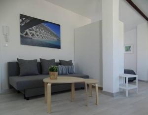 a living room with a couch and a table at ÁTICO PTA 13 EN EL CENTRO DE VALENCIA VT-45727-T in Valencia