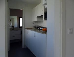 eine Küche mit weißen Schränken und einer Arbeitsplatte in der Unterkunft ÁTICO PTA 13 EN EL CENTRO DE VALENCIA VT-45727-T in Valencia