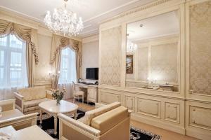 Televízia a/alebo spoločenská miestnosť v ubytovaní Hotel Koronny