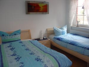 Tempat tidur dalam kamar di Ferienwohnung Kiebitznest