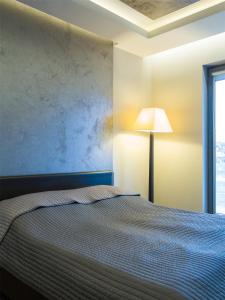 Un pat sau paturi într-o cameră la Euro Apartments Szafarnia Comfort