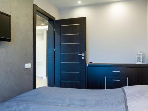 Un pat sau paturi într-o cameră la Euro Apartments Szafarnia Comfort