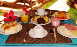 una mesa con platos de desayuno. en Pousada Capitães do Mar, en Porto de Galinhas