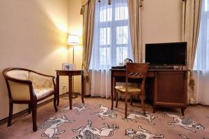 Televízia a/alebo spoločenská miestnosť v ubytovaní Hotel Koronny