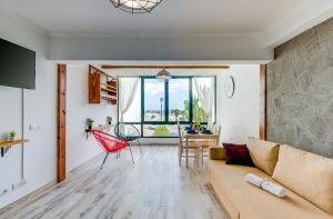 sala de estar con sofá y mesa en Residence Playa Roca, en Costa Teguise
