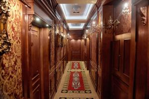 korytarz z drewnianymi panelami i czerwonym dywanem na podłodze w obiekcie Hotel Koronny w mieście Zamość