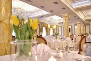 Reštaurácia alebo iné gastronomické zariadenie v ubytovaní Hotel Koronny