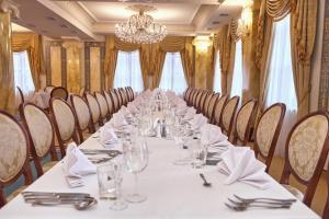 Reštaurácia alebo iné gastronomické zariadenie v ubytovaní Hotel Koronny