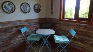 a room with a table and chairs and plates on the wall at Gracias a la Vida Lodge in Puerto Varas