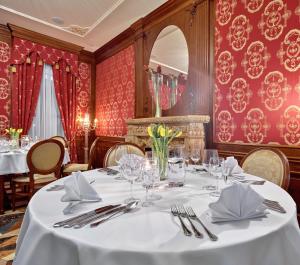 Reštaurácia alebo iné gastronomické zariadenie v ubytovaní Hotel Koronny