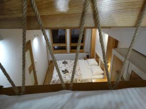 a swing bed in a room with a window at Apartamenty Pod Różami in Rabka-Zdrój