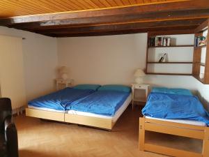 Un pat sau paturi într-o cameră la Auberge de la Couronne