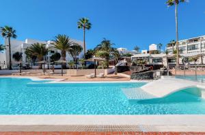 una piscina con un tobogán en un complejo en Residence Playa Roca, en Costa Teguise