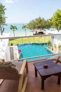 Bazén v ubytování Yao Yai Beach Resort nebo v jeho okolí