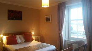 1 dormitorio con cama y ventana en Broomfield House Bed and Breakfast en Earlston