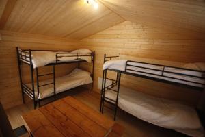 Zimmer mit 2 Etagenbetten in einer Hütte in der Unterkunft Camping Kautenbach in Kautenbach