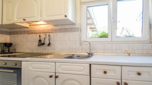 Kuchyň nebo kuchyňský kout v ubytování Apartment Medulin