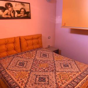 sypialnia z łóżkiem z kołdrą w obiekcie Casa Ottema w mieście Nebida