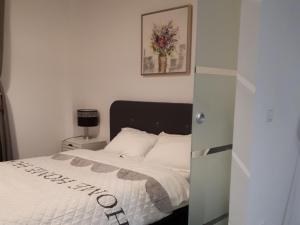 クルジュ・ナポカにあるCarla's Residenceのベッドルーム1室(ベッド1台付)が備わります。壁に絵が飾られています。