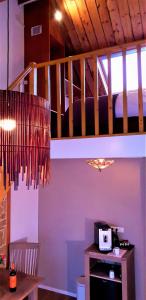 Cette chambre dispose d'un escalier et d'une table avec une table. dans l'établissement Hotel Dolores Ameland, à Hollum