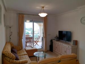 TV a/nebo společenská místnost v ubytování Ribera Beach 1 Apartment NALI