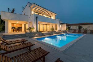 Bazén v ubytovaní Luxury Villa Viktorija alebo v jeho blízkosti