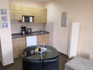 Kuchyňa alebo kuchynka v ubytovaní Nyirfa Apartmanház