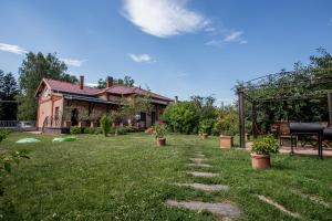 Vonkajšia záhrada v ubytovaní Nyirfa Apartmanház