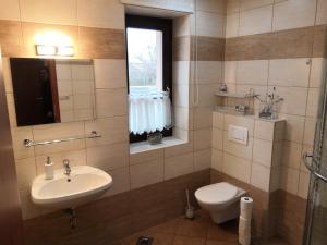 Kúpeľňa v ubytovaní Nyirfa Apartmanház