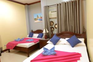 Postel nebo postele na pokoji v ubytování The Runway Inn - Mactan Cebu